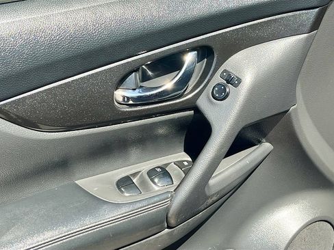 Used 2018 Nissan Rogue S AWD/4WD image 17