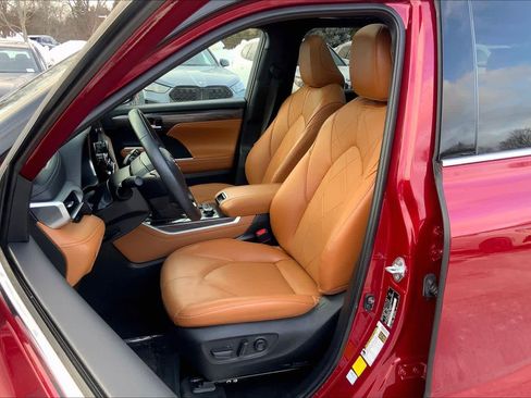 Used 2023 Toyota Highlander Platinum image 8