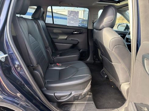 Used 2021 Toyota Highlander XLE image 25