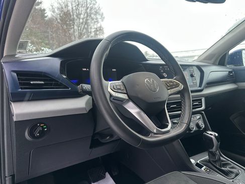 Certified 2022 Volkswagen Taos SE image 6