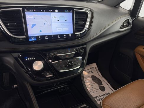 Used 2021 Chrysler Pacifica Pinnacle image 4
