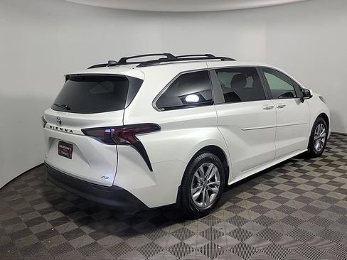 Used 2025 Toyota Sienna XLE w/ XLE Plus Package image 4