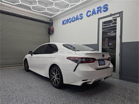 Used 2024 Toyota Camry SE FWD image 3