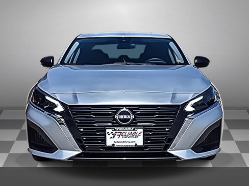 Used 2025 Nissan Altima 2.5 SV FWD image 2