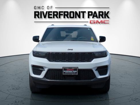 Used 2024 Jeep Grand Cherokee Altitude AWD/4WD image 8