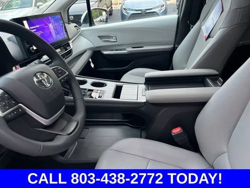 Used 2026 Toyota Sienna XLE FWD image 9
