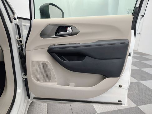 Used 2023 Chrysler Pacifica Touring-L image 13