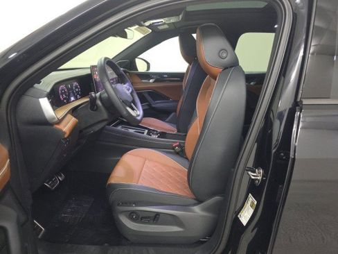 Used 2025 Volkswagen Tiguan SEL R-Line image 6