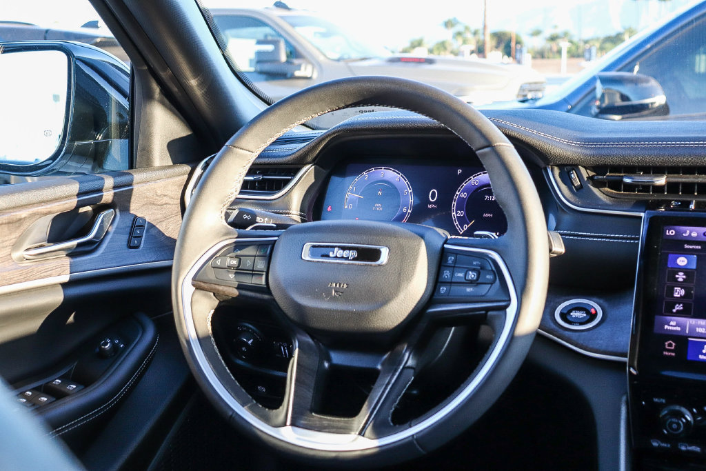 Used 2024 Jeep Grand Cherokee Limited RWD image 16