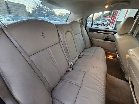 Used 2006 Lincoln Town Car Signature Limited image 16