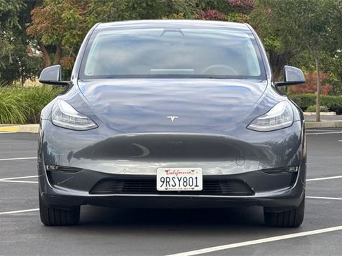 Used 2022 Tesla Model Y Long Range image 12