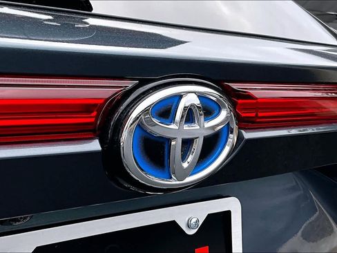 Used 2021 Toyota Venza XLE image 30