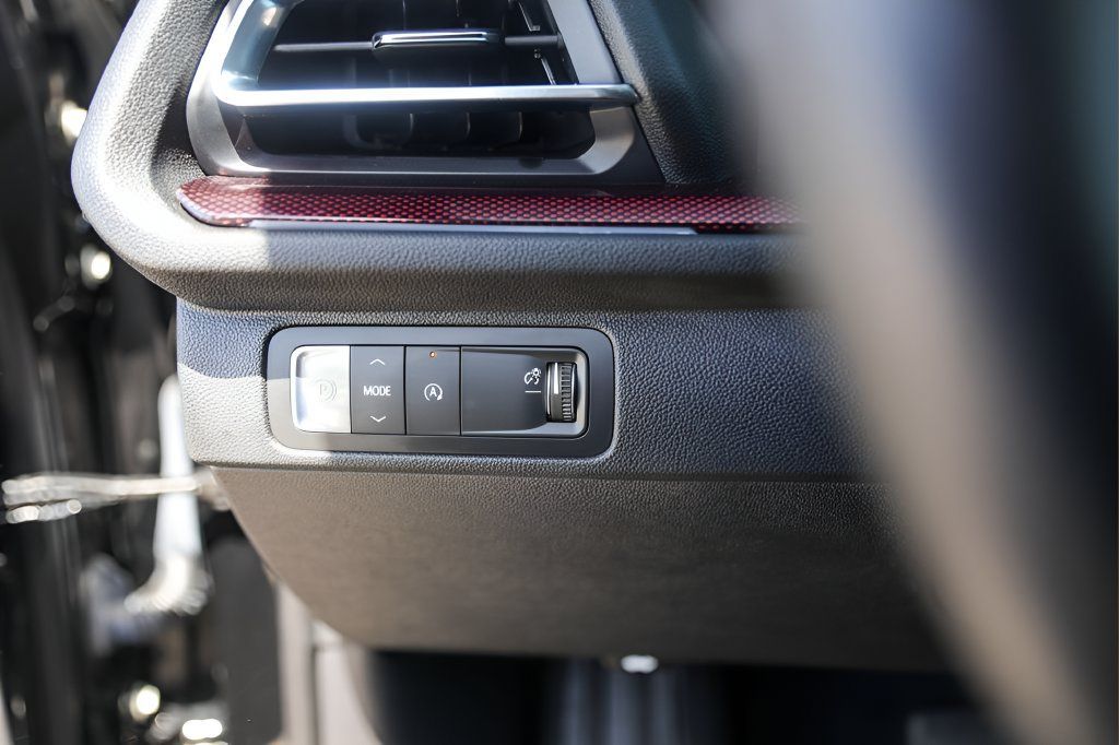 Used 2025 Chevrolet Traverse RS FWD image 15