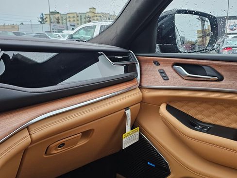 New 2025 Jeep Grand Cherokee Summit image 22