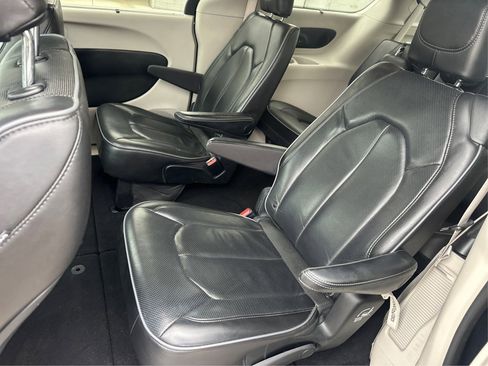 Used 2020 Chrysler Pacifica Limited w/ Advanced Safetytec Group image 12