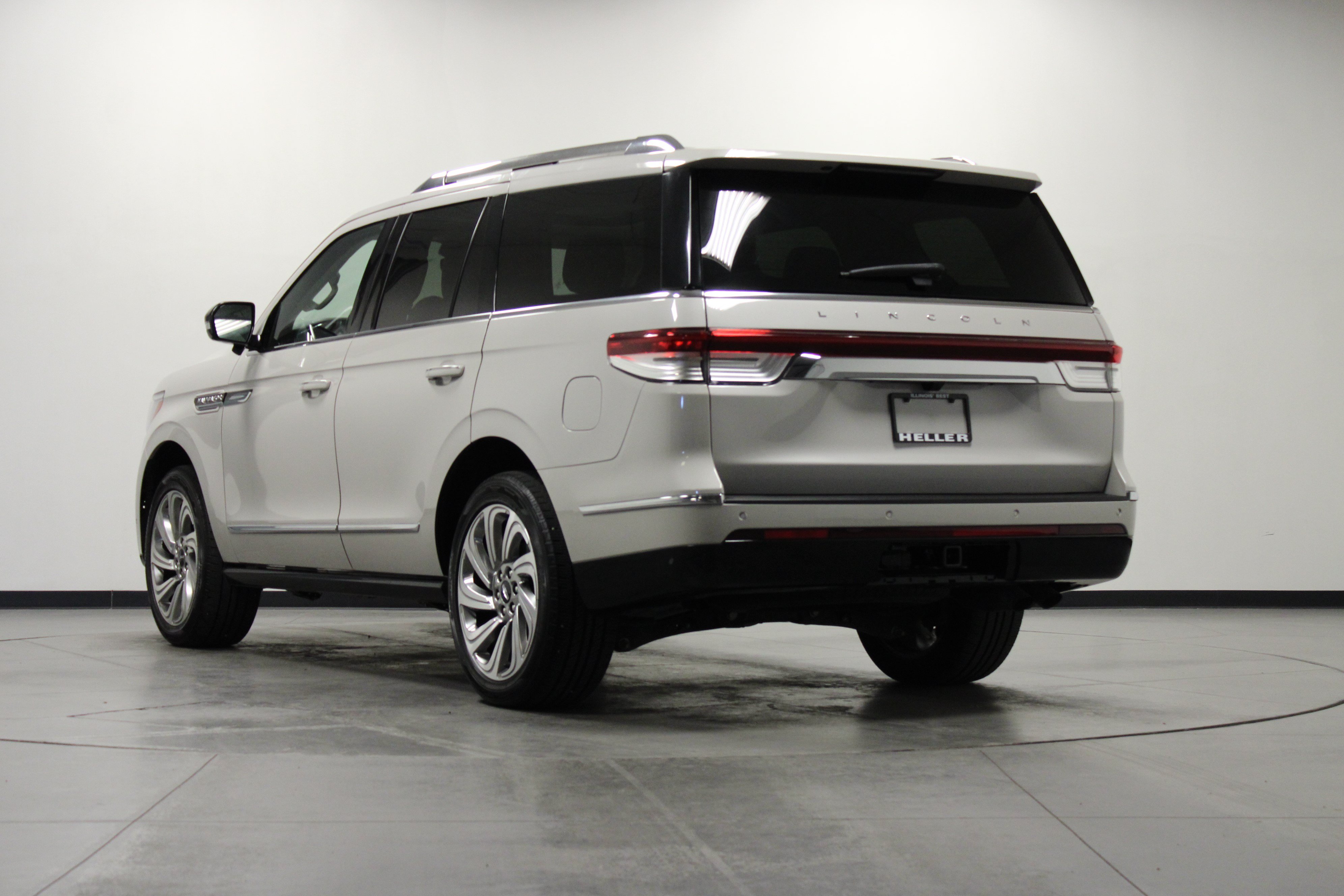 Used 2024 Lincoln Navigator Reserve AWD/4WD image 6