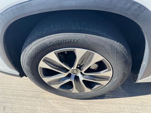 Used 2022 Toyota Highlander XLE image 8