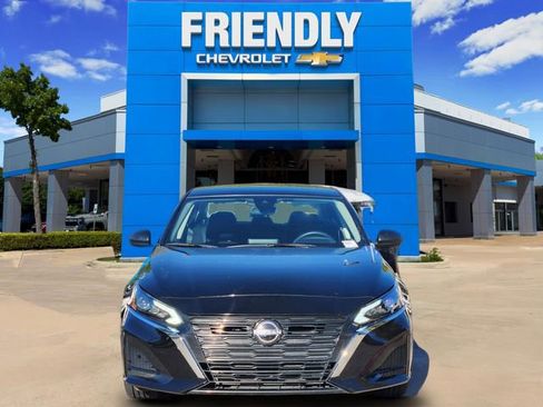 Used 2024 Nissan Altima 2.5 SV image 2