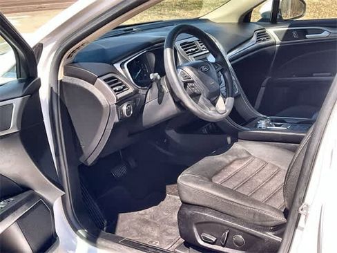 Used 2020 Ford Fusion SE image 3