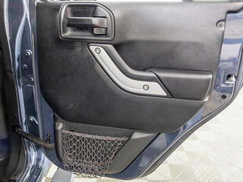 Used 2016 Jeep Wrangler Unlimited Rubicon w/ Connectivity Group image 39