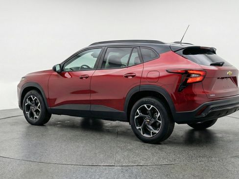 Used 2025 Chevrolet Trax LT w/ LT Convenience Package FWD image 6