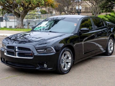 Used 2013 Dodge Charger SE w/ Sport Appearance Group image 3