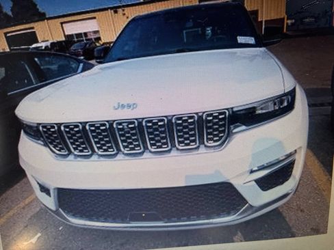 Used 2023 Jeep Grand Cherokee Summit w/ Luxury Tech Group V AWD/4WD image 2