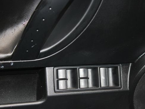 Used 2010 Volkswagen Beetle Convertible FWD image 9