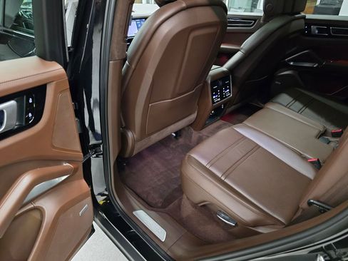 Used 2020 Porsche Cayenne Turbo image 31