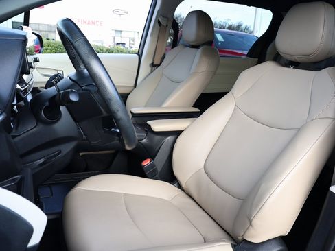 Used 2024 Toyota Sienna XLE image 28
