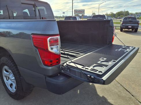 Used 2017 Nissan Titan S image 16