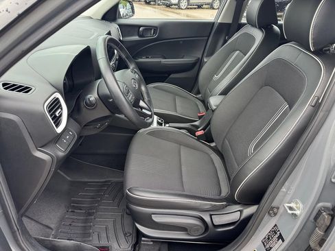 Used 2022 Hyundai Venue Limited FWD image 6