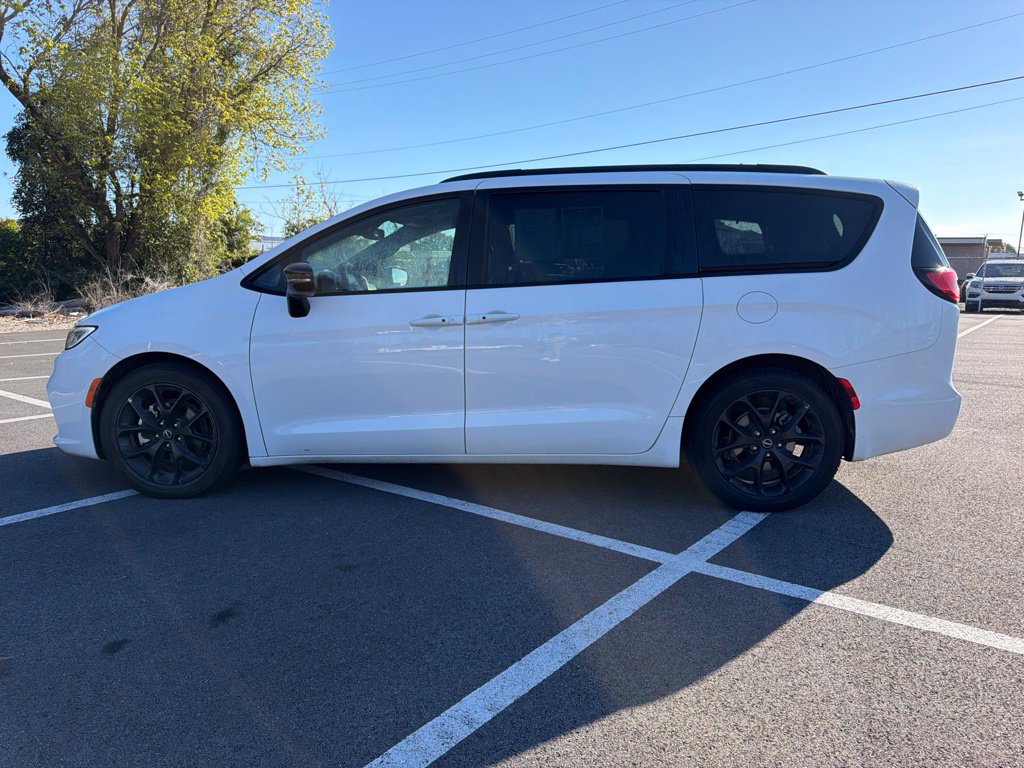Used 2025 Chrysler Pacifica Limited FWD image 8