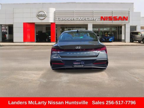 Used 2024 Hyundai Elantra SEL FWD image 5