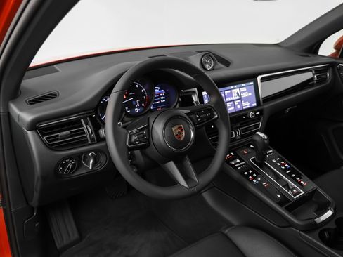 Certified 2025 Porsche Macan image 4