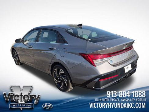 Used 2024 Hyundai Elantra Limited FWD image 3