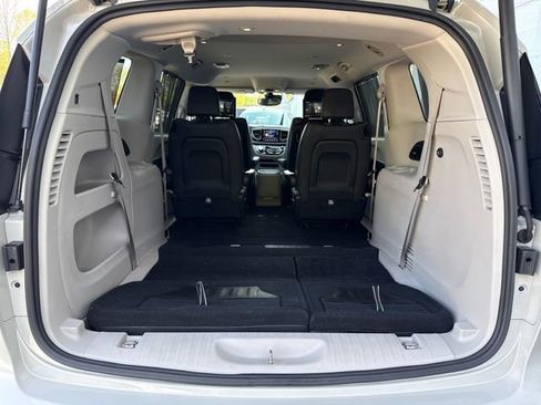 Used 2019 Chrysler Pacifica Touring-L Plus w/ Advanced Safetytec Group FWD image 29