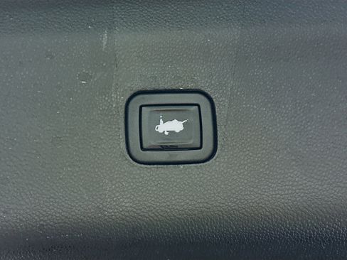 Used 2020 Buick Enclave Essence w/ LPO, Luxury Package image 28