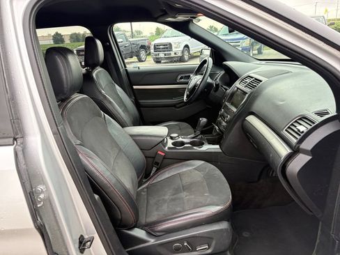 Used 2018 Ford Explorer XLT w/ XLT Appearance Package AWD/4WD image 42