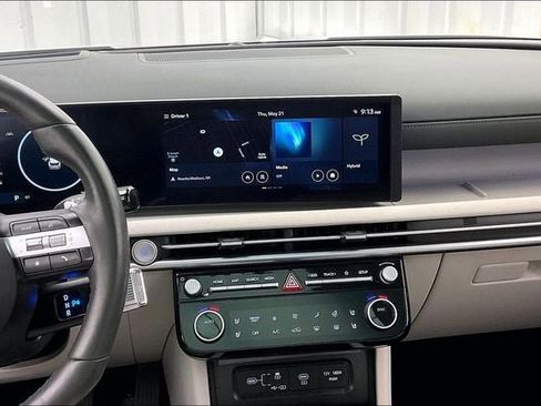 Certified 2025 Hyundai Tucson Limited AWD/4WD image 6