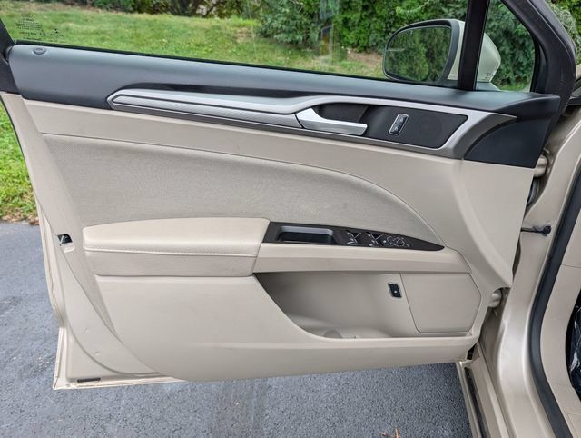 Used 2017 Ford Fusion SE FWD image 32