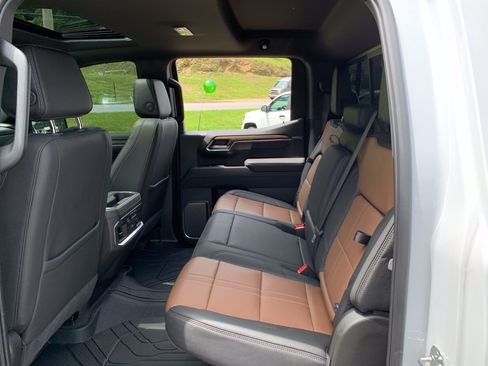 Used 2025 Chevrolet Silverado 1500 High Country AWD/4WD image 42