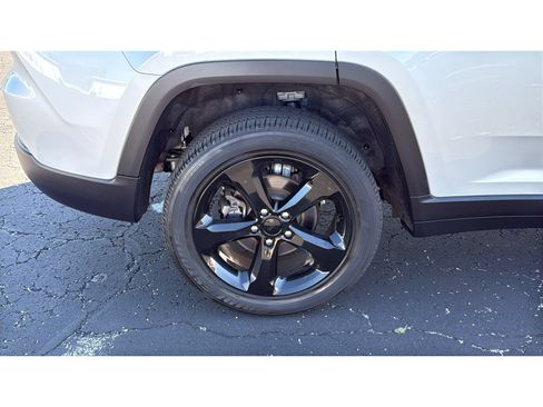 Used 2024 Jeep Grand Cherokee Altitude AWD/4WD image 13