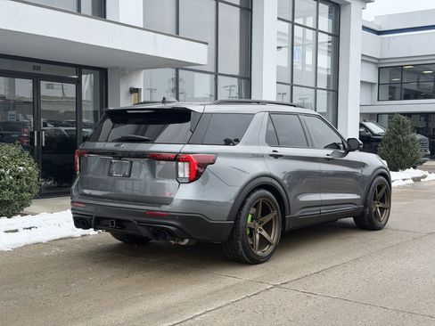 Used 2025 Ford Explorer ST image 4