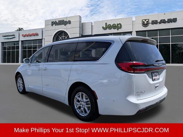 Certified 2022 Chrysler Pacifica Touring-L w/ Uconnect Theater Family Group FWD image 5