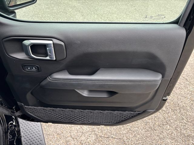 Used 2021 Jeep Wrangler Unlimited Sahara w/ Uconnect 4C Nav & Sound Group AWD/4WD image 16