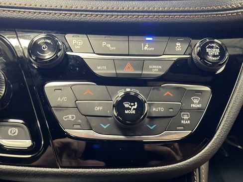 Used 2023 Chrysler Pacifica Pinnacle FWD image 18