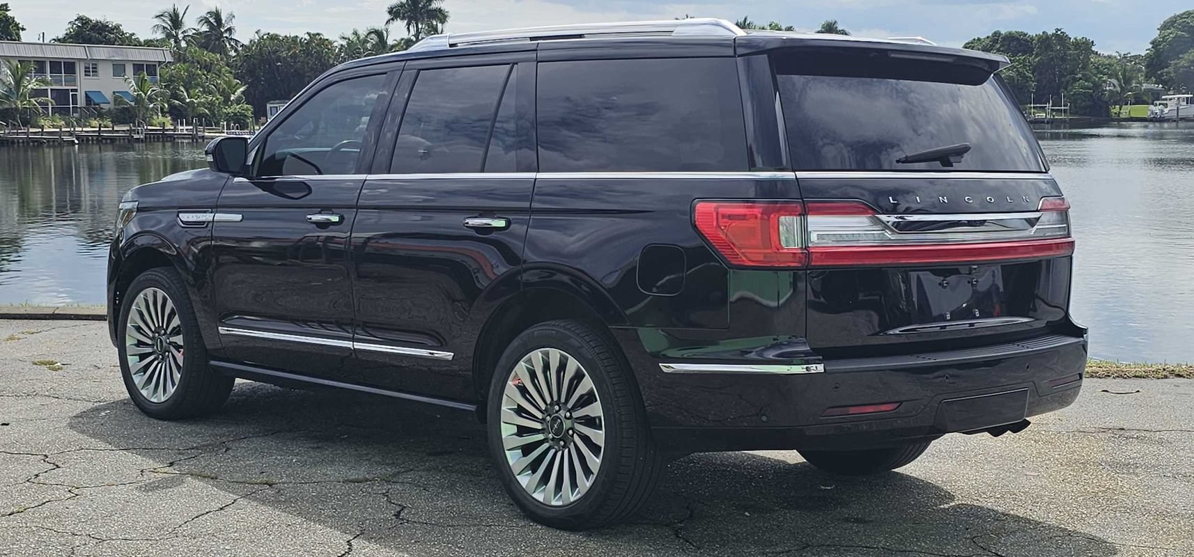 Used 2019 Lincoln Navigator Reserve AWD/4WD image 3