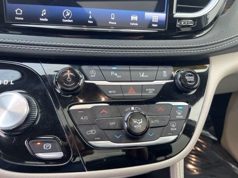 Used 2023 Chrysler Pacifica Limited image 40