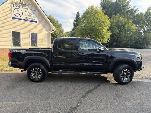 Used 2019 Toyota Tacoma TRD Off-Road AWD/4WD image 7